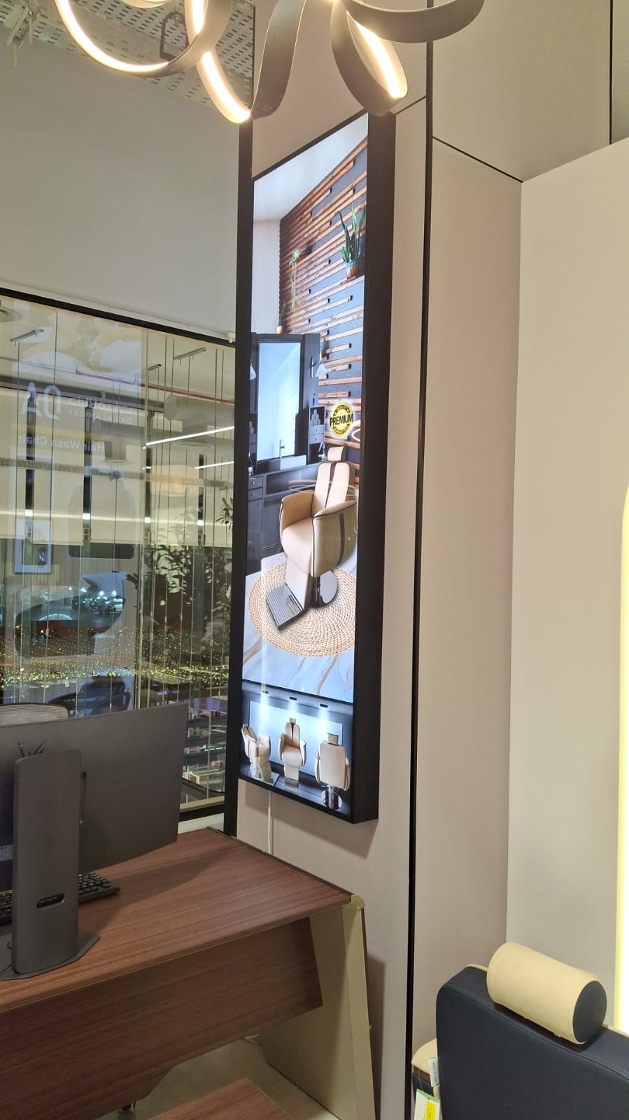 اللوحات الداخلية والخارجية